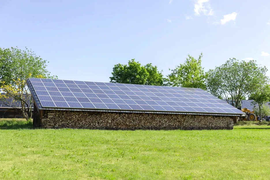 Estructura solar sobre suelo en una finca extremeña