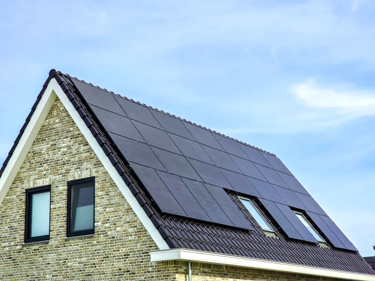 Placas solares instaladas en el tejado de una vivienda de Extremadura bajo un cielo despejado