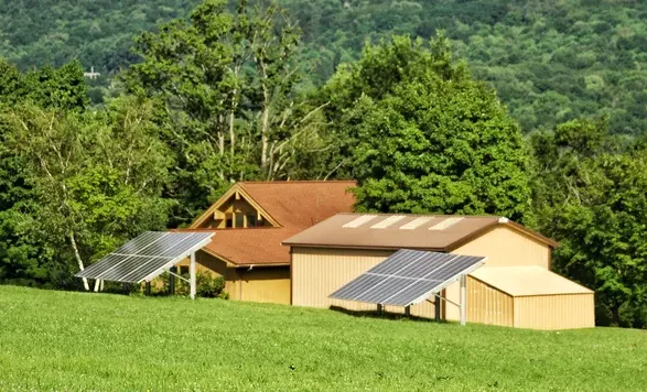 Vivienda rural extremeña con placas solares que se benefició de ayudas al autoconsumo